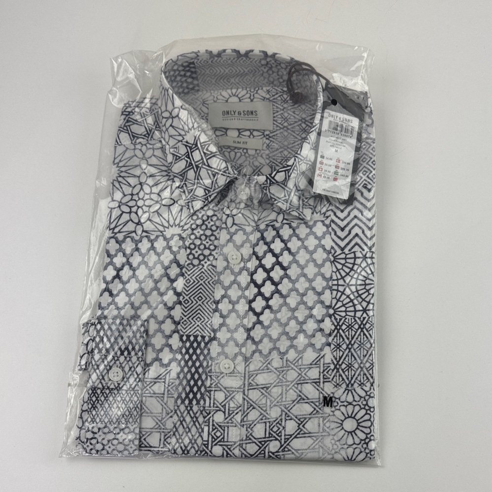 NWT ONLY & SONS Men's Geometric Blue and White Button Down Shirt